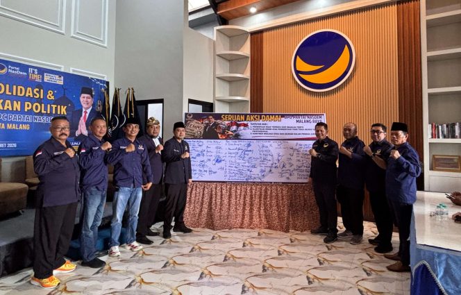 
 Ratusan kader dan simpatisan Partai Nasional Demokrat (NasDem) Malang Raya menggelar aksi damai di Kantor DPD Partai NasDem Kota Malang, Rabu (15/4/2026) pukul 13.00 WIB, diikuti unsur pengurus, fraksi, serta kader dari Kabupaten dan Kota Malang, sebagai bentuk sikap atas dinamika pemberitaan majalah Tempo. (Faza for Baca Malang)