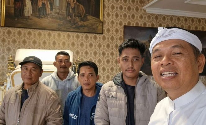 
 Gubernur Jawa Barat, Dedi Mulyadi, memberikan apresiasi dan berfoto bersama para nelayan asal Sendang Biru setelah sukarela melepaskan seekor hiu paus yang terjerat jaring saat melaut di Pantai Sendang Biru, Kecamatan Sumbermanjing Wetan, (10/4/2026). (IG dedimulyadi71)