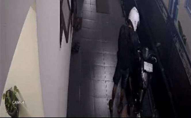 
 Pelaku pencurian sepeda motor terekam kamera CCTV saat beraksi. (ist)