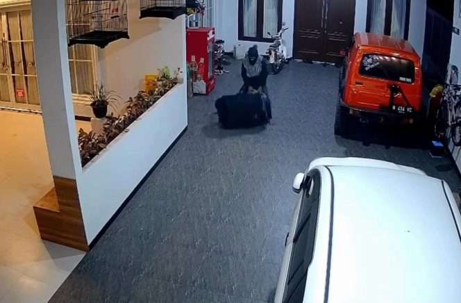 
 Aksi pelaku terekam CCTV. (IG malangraya_ info)