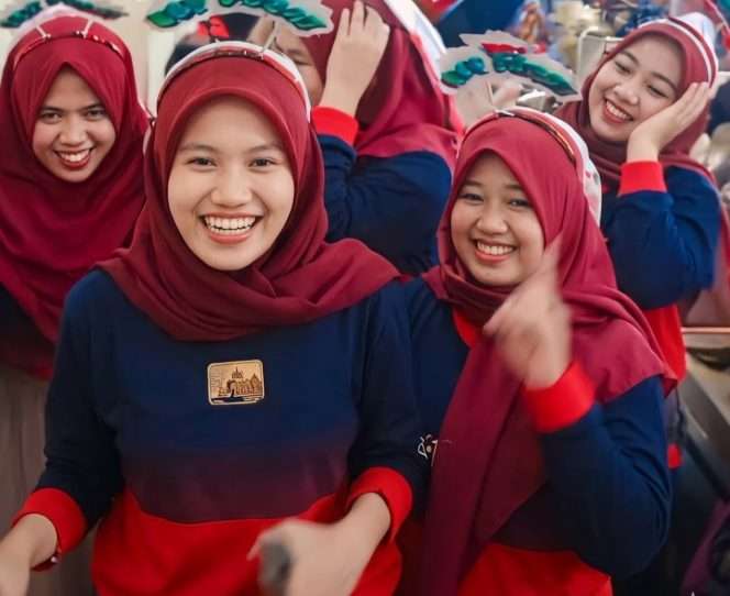 
 Julia Eka, Tik Tokers, seorang wanita pekerja pabrik rokok di Kepanjen, membagikan isi hatinya, di mana dalam unggahan video, terlihat teman-temannya senasib tetap bersemangat, bergembira dan ceria, meski jam kerja dipangkas. (TikTok Julia Eka)