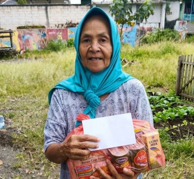 
 Salah satu warga menerima sembako dalam kegiatan digelar Komunitas Arek-Arek Lawang (ARELA Official) aksi sosial Jumat Berkah pada (17/4/2026). (ARELA for Baca Malang)