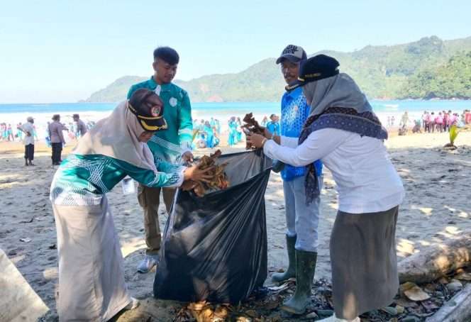 
 Pemerintah Desa Purwodadi, Kecamatan Tirtoyudo, Kabupaten Malang menggelar kegiatan bersih desa dengan aksi bersih-bersih pantai, Kamis (17/4/2026), melibatkan 1.000 peserta dari berbagai unsur masyarakat. (Mukhlis for Baca Malang)
