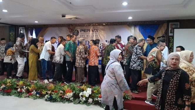 
 Anggota DPC PERADI Malang dan DPC PERADI Kepanjen saling bersalaman dalam acara Halal Bihalal. (Rohim Alfarizi)