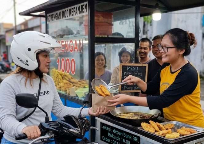 
 Fitri Astutik penjual gorengan di Kepanjen sedang melayani pembeli setia (loyal customer) gorengan, di mana kini harganya beradaptasi dengan perkembangan situasi perekonomian demi tetap eksis di tengah kondisi seperti saat ini. (Fitri for Baca Malang)