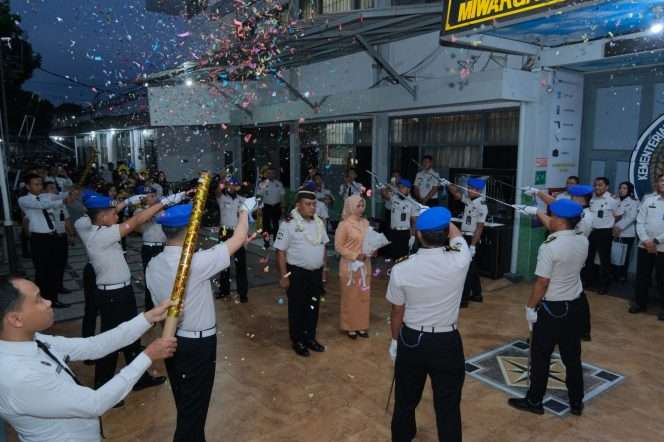 
 Prosesi pedang pora dalam rangka pelepasan Teguh Pamudji yang bertugas sebagai Pembina Keamanan Pemasyarakatan Ahli Madya di Kanwil Jatim. (ist)