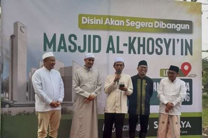 
 Peletakan batu pertama pembangunan Masjid Al-Khosyi'in Perumahan Srimaya Malang. (ist)