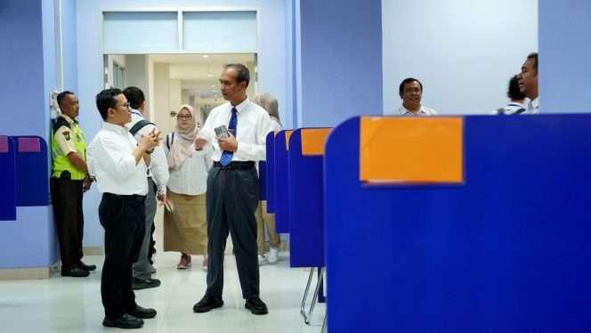 
 Wakil Rektor Bidang Akademik Universitas Brawijaya (UB), Prof. Imam Santoso dan rombongan,  saat meninjau langsung ke salah satu lokasi pelaksanaan UTBK, Senin (20/4/2026). (ist)
