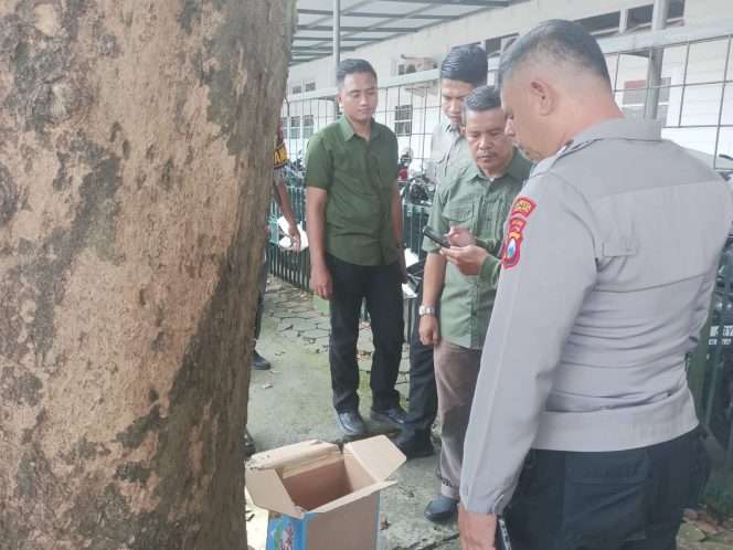 
 Petugas Kepolisian dari Polsek Klojen bersama Tim Inafis saat mengevakuasi jenazah bayi yang dibuang. (ist)