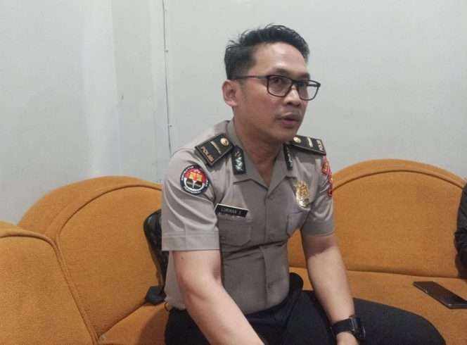 
 Kasi Humas Polresta Malang Kota, Ipda Lukman Sobikhin, saat memberikan keterangan terkait aksi pencopetan dalam konser Slank di Lapangan Rampal, Kota Malang. (ist)