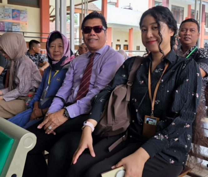 
 Kuasa hukum Misnawati Dr. Solehoddin, S.H., M.H (berkacamata mata) bersama Misnawati sebelah kanannya. (Solehoddin for Baca Malang)