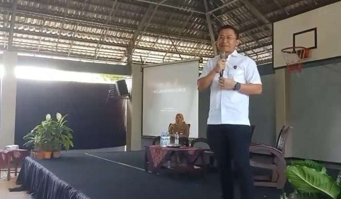 
 Kasatreskrim Polresta Makota, AKP Rahmad Aji Prabowo, saat menyampaikan paparan kepada siswa-siswi SMA Negeri 8 Malang. (ist)