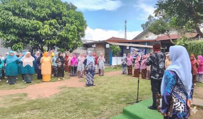 
 Peringatan Hari Kartini yang digelar di KB IT Salsabila Kepanjen pada Selasa, 21 April 2026, diisi dengan balutan kebaya dan foto bersama, diarahkan untuk menguatkan keteladanan guru Pendidikan Anak Usia Dini (PAUD) dalam mencontohkan nilai emansipasi wanita kepada anak didik sejak dini. (Eni for Baca Malang)