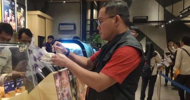 
 Kepala Bapenda Kota Malang, Dr. Handi Priyanto, AP, S.Sos, M.Si, saat melakukan sidak di salah satu resto. (hum)