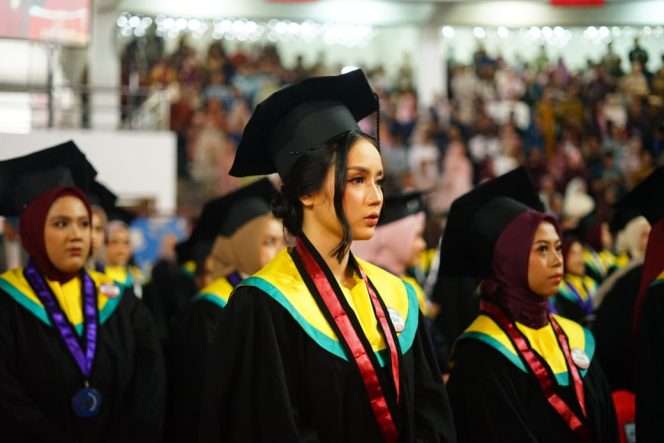 
 Wusidawati khidmat mengikuti prosesi wisuda. (ist)