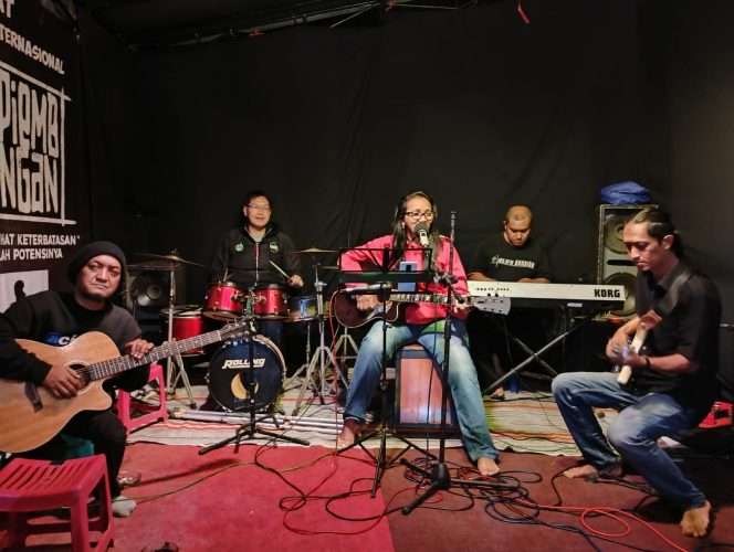 
 Pembina Rumah Inklusi Kota Batu yang juga musisi disabilitas, Mardi Setianingsih, S.H saat tengah bermusik dan bernyanyi bersama di Kopi Embongan. (Yan)