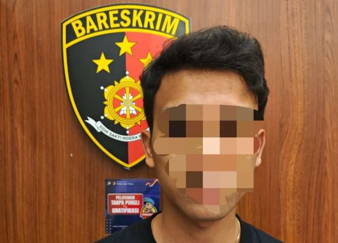 
 Terduga pelaku berinisial BDB (28), saat tengah diamankan Unit Resmob Tim Singo Mbatu Satreskrim Polres Batu. (Yan)