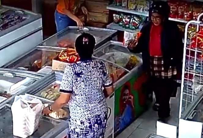 
 Aksi pelaku terekam kamera CCTV. (IG infomalangan)