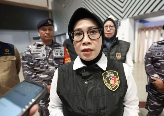 
 Direktur Reserse PPA dan PPO Polda Jatim, Ganis Setyaningrum, memberikan keterangan kepada awak media. (Humas Polda Jatim)