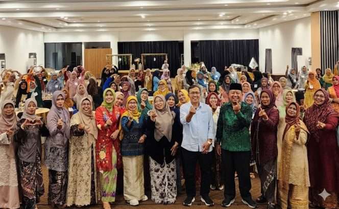 
 Berfoto bersama dalam kegiatan DPC Perempuan Bangsa Kabupaten Malang, Halalbihalal dan Talkshow, memperingati Hari Kartini. (Hernganti for Baca Malang)