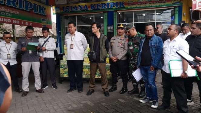 
 Panitera PN Kepanjen membacakan putusan majelis hakim, didampingi kuasa hukum termohon eksekusi. (ist)