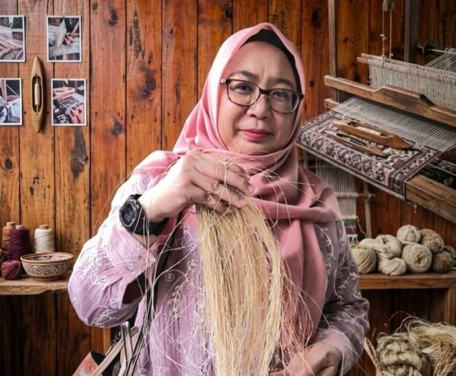 
 Penelitian kolaboratif yang revolusiner dan “bersinar’, Ketua tim peneliti, Dr. Ir. Retno Wulandari, S.T., M.T, menunjukkan serat rami sebagai bahan utama produk pelindung tubuh seperti kneepad dan elbowpad yang selama ini didominasi polimer sintetis yang sulit terurai.(Retno Wulandari for Baca Malang)