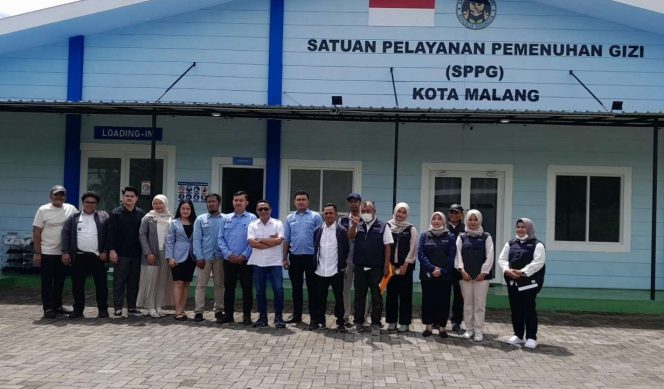 
 Kepala Bidang Cipta Karya, Ir. Ade Herawanto, M.T., selaku koordinator lapangan bersama Satgas Percepatan Program MBG Kota Malang saat menggelar sidak di SPPG Tlogowaru. (Rohim Alfarizi)