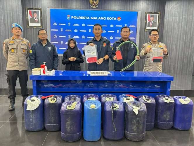 
 Kasatreskrim Polresta Malang Kota, AKP Radmad Aji, bersama KBO Satreskrim, Kasi Humas, dan Kanit Propam menunjukkan barang bukti milik pelaku. (ist)