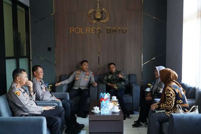 
 Ketua KPU Kota Batu, Heru Joko Purwanto saat tengah berdialog bersama Kapolres Batu, AKBP Aris Purwanto disela-sela silaturahmi kunjungannya ke Polres Batu. (Yan)