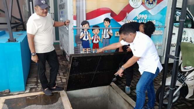 
 Koordinator Lapangan Bidang Teknis Konstruksi, Ir. Ade Herawanto, M.T., bersama Ir. R. Agoes Soerjanto, M.T., selaku pelaksana konstruksi dan manajemen SPPG, saat melihat konstruksi pengelolaan limbah di salah satu SPPG. (ist)