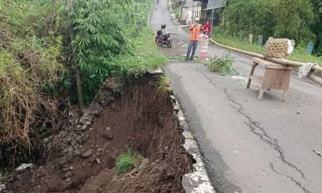 
 Lokasi kejadian longsor sepanjang 12 meter di ruas Jalan Ghozali, Desa Pakiskembar, Kecamatan Pakis, Kabupaten Malang, dipicu hujan sedang hingga deras membuat bahu jalan hilang dan akses kendaraan terganggu. (BPBD for Baca Malang)