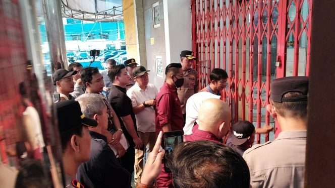 
 Disaksikan kuasa hukum pemohon, Gunadi Handoko, Kapolsek Lowokwaru Kompol Nanang membuka pintu objek untuk proses pengosongan bangunan. (Rohim Alfarizi)