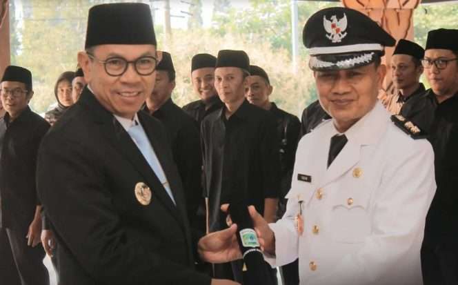 
 Wali Kota Batu, Nurochman saat tengah melantik Kades Torongrejo, Takim dari kekosongan jabatan Kades sebelumnya. (Yan)