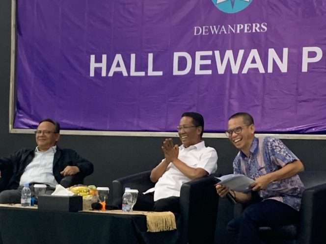 
 Menteri Hukum Supratman Andi Agtas (tengah) dan Ketua Dewan Pers Prof Komaruddin Hidayat (kiri) saat berdiskusi tentang perlindungan karya jurnalistik dalam RUU Hak Cipta dengan moderator anggota Dewan Pers Dahlan Dahi (kanan) di Hall Dewan Pers, Kamis 23 April 2026. (Istimewa)