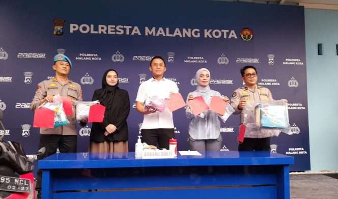 
 Kasatreskrim Polresta Makota AKP Rahmad Aji Prabowo bersama Kasi Humas dan Kanit Propam Polresta Makota menunjukkan barang bukti kepada awak media. (ist)