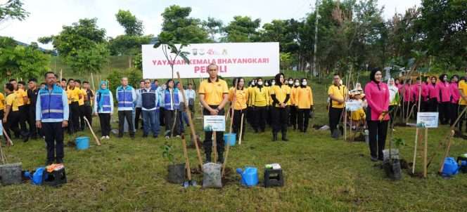 
 Kapolresta Malang Kota Kombes Pol. Putu Kholis Aryana bersama Ketua Yayasan Kemala Bhayangkari Cabang Kota Malang dan perwakilan DLH Kota Malang saat melakukan penanaman pohon di kawasan Supit Urang, Sukun, Kota Malang. (ist)