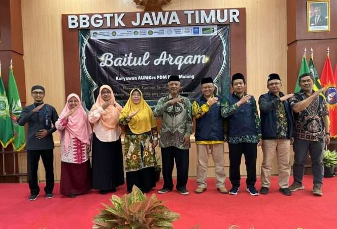 
 Berfoto bersama dalam kegiatan Baitul Arqam, digelar Rumah Sakit Islam (RSI) Aisyiyah Malang dan Majelis Pembinaan Kader dan Sumber Daya Insani Pimpinan Daerah Muhammadiyah (MPKSDI PDM) Kota Malang, yang merupakan sistem pembinaan dan pengkaderan intensif di lingkungan Muhammadiyah, berorientasi pada penguatan ideologi keislaman, kepemimpinan, dan nilai-nilai Al-Islam Kemuhammadiyahan (AIK).(PDM for Baca Malang)
