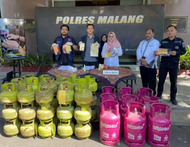 
 Kasat Reskrim Polres Malang, AKP Hafiz Prasetia Akbar, dalam ungkap kasus praktik oplosan elpiji subsidi, mengamankan tiga warga Kromengan, dengan modus memindahkan isi tabung 3 kg ke tabung 12 kg untuk dijual lebih mahal. (Humas Polres Malang)