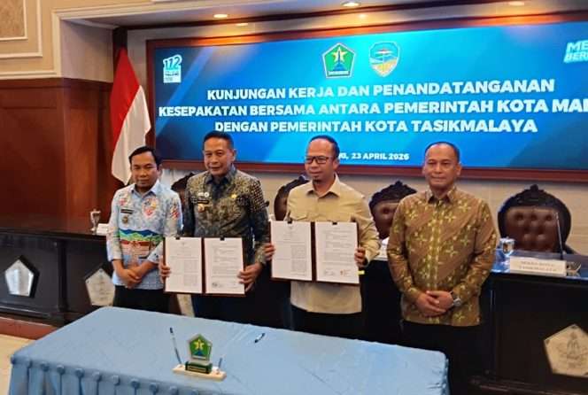 
 Wali Kota Malang, Wahyu Hidayat, bersama Wali Kota Tasikmalaya, Viman Alfarizi Ramadhan, menandatangani perjanjian kerja sama di ruang sidang Balai Kota Malang pada Kamis (23/4). (yog)
