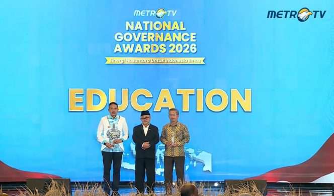 
 Diraihnya penghargaan dalam ajang Sinergi Nusantara untuk Indonesia Emas yang diterima
Wali Kota Malang, Wahyu Hidayat. (ist)