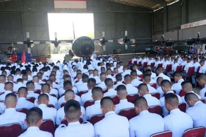 
 Siswa-siswi SMA Taruna Nusantara Kampus Malang antusias mengikuti kegiatan Inspirasi Kepemimpinan dan Kenusantaraan bersama Batalyon Para Komando 472 Pasgat Nanggala di Hanggar Skadron Udara 32 Lanud Abdulrachman Saleh. (Humas TNI AU)