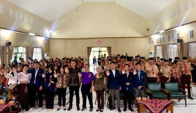 
 Para siswa SMAN 9 Malang bersama narasumber dari Kejaksaan Negeri Kota Malang usai kegiatan edukasi kepada para siswa. (ist)