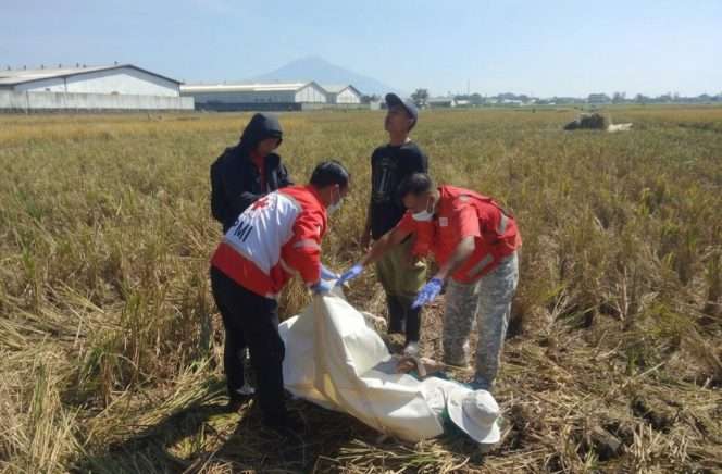 
 Evakuasi jenazah di lokasi kejadian. (PMI Kabupaten Malang for Baca Malang)