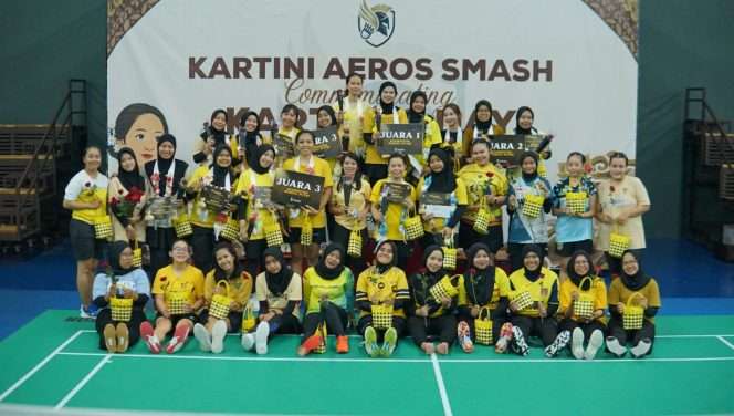 
 Berfoto bersama di Lapangan Badminton Uraha Hall, Kecamatan Pakis, Kabupaten Malang, Minggu (26/4/2026) di acara memperingati Hari Kartini 2026, Komunitas Badminton Aero Sparta menggelar turnamen khusus perempuan bertajuk “Kartini Aero Smash”. (Mayang for Baca Malang)