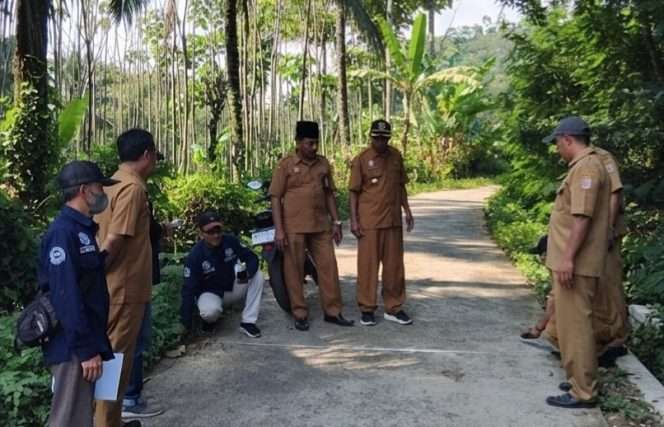 
 Pengecekan fisik bangunan jalan. (Humas Kecamatan Tirtoyudo)