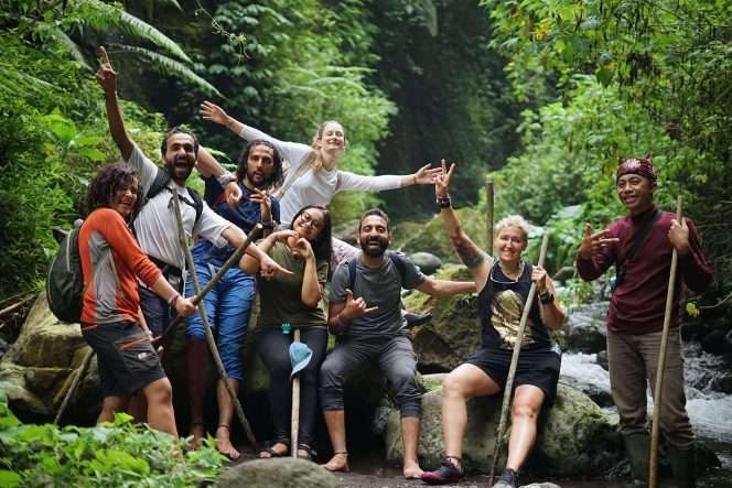 
 Berfoto bersama simbol keabadian, wsatawan mancanegara kerasan dan terkesan dengan suasana alam serta keramahan warga. (Humas Pemkab Malang)