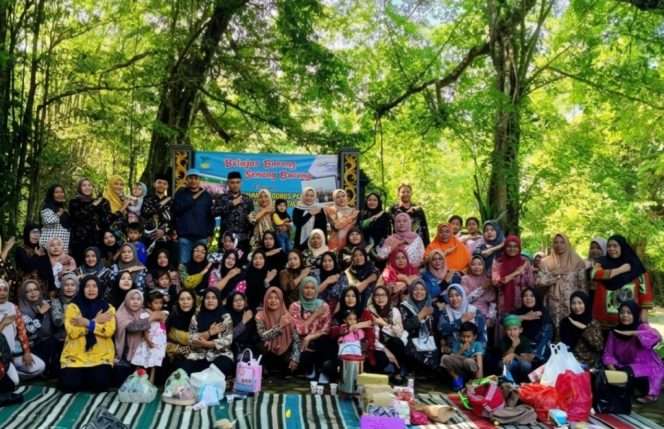 
 Berfoto bersama dalam kegiatan hangat dan penuh semangat “Belajar Bareng, Seneng Bareng” bersama emak-emak pengurus Program Keluarga Harapan (PKH) se-Kecamatan Pakisaji. (IG Pakisaji)