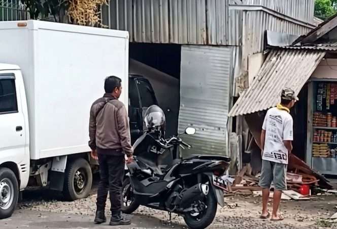 
 Mobil pikap SPPG tabrak tiga rumah di Donomulyo. (FB Donomulyo Story)