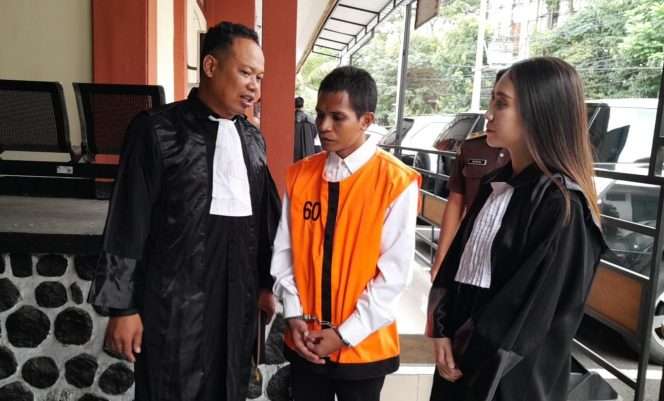 
 Kuasa hukum terdakwa, Guntur Putra Abdi Wijaya dan Adini Dwi, bersama terdakwa usai menjalani persidangan. (Rohim Alfarizi)