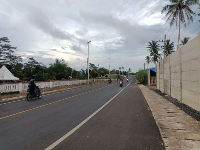 
 Proyek perbaikan dan pelebaran jalan di Desa Bantur, Kecamatan Bantur, Kabupaten Malang, hingga Senin (27/4/2026), mencapai 80 persen, meskipun terkendala lahan warga yang masih belum setuju untuk dibebaskan, serta pembebasan lahan yang bertahap. (Foto : Moch Nabil Notan Pratama, mahasiswa Semester 2, Universitas PGRI Kanjuruhan Malang, Fakultas Ilmu Pendidikan/ Pendidikan Pancasila dan Kewarganegaraan, Mata Kuliah : Jurnalisme warga negara, Pendidikan Demokrasi Digital).